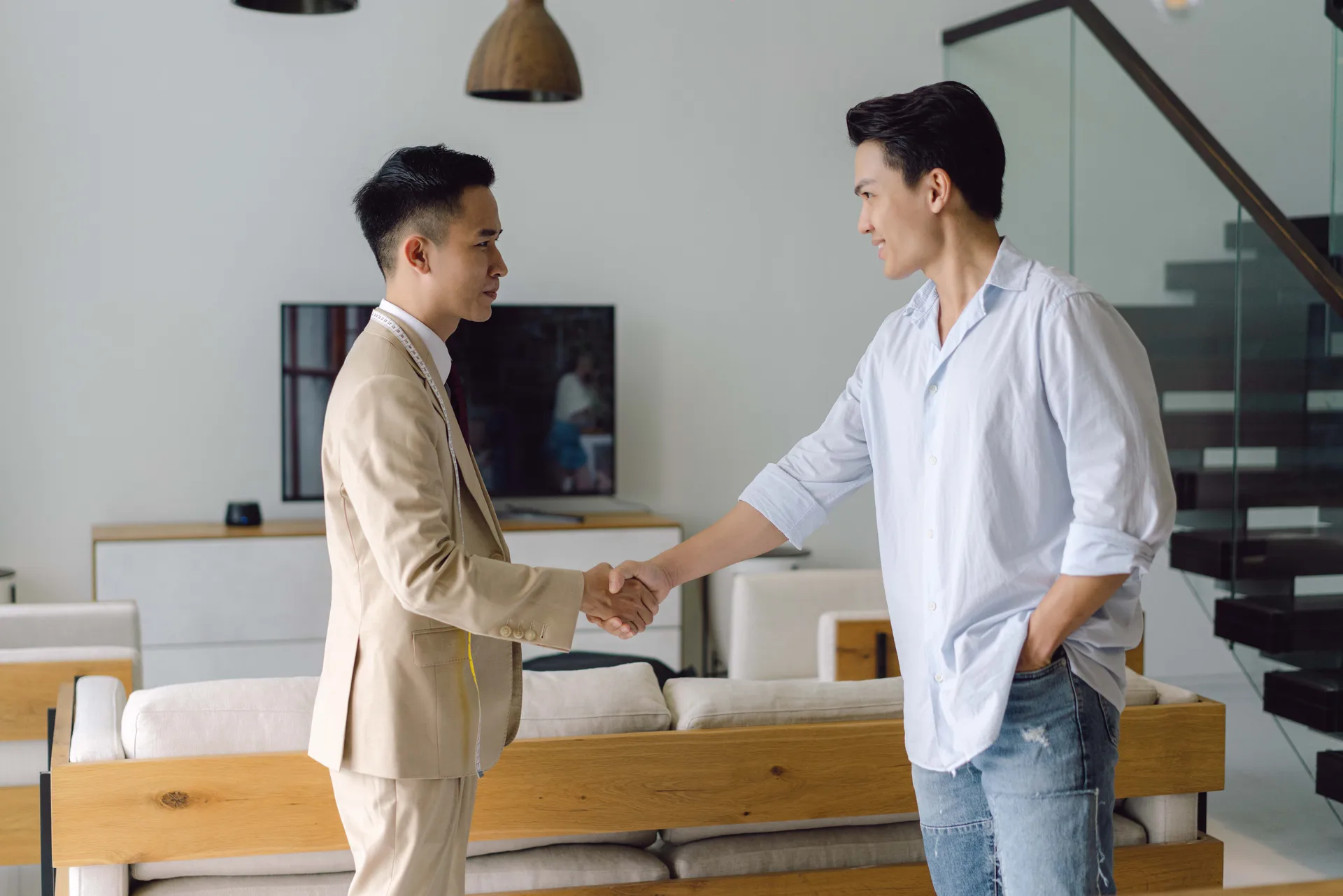 Cái bắt tay chào đón khi nghệ nhân đến tận nhà khách trong dịch vụ may đo tại nhà