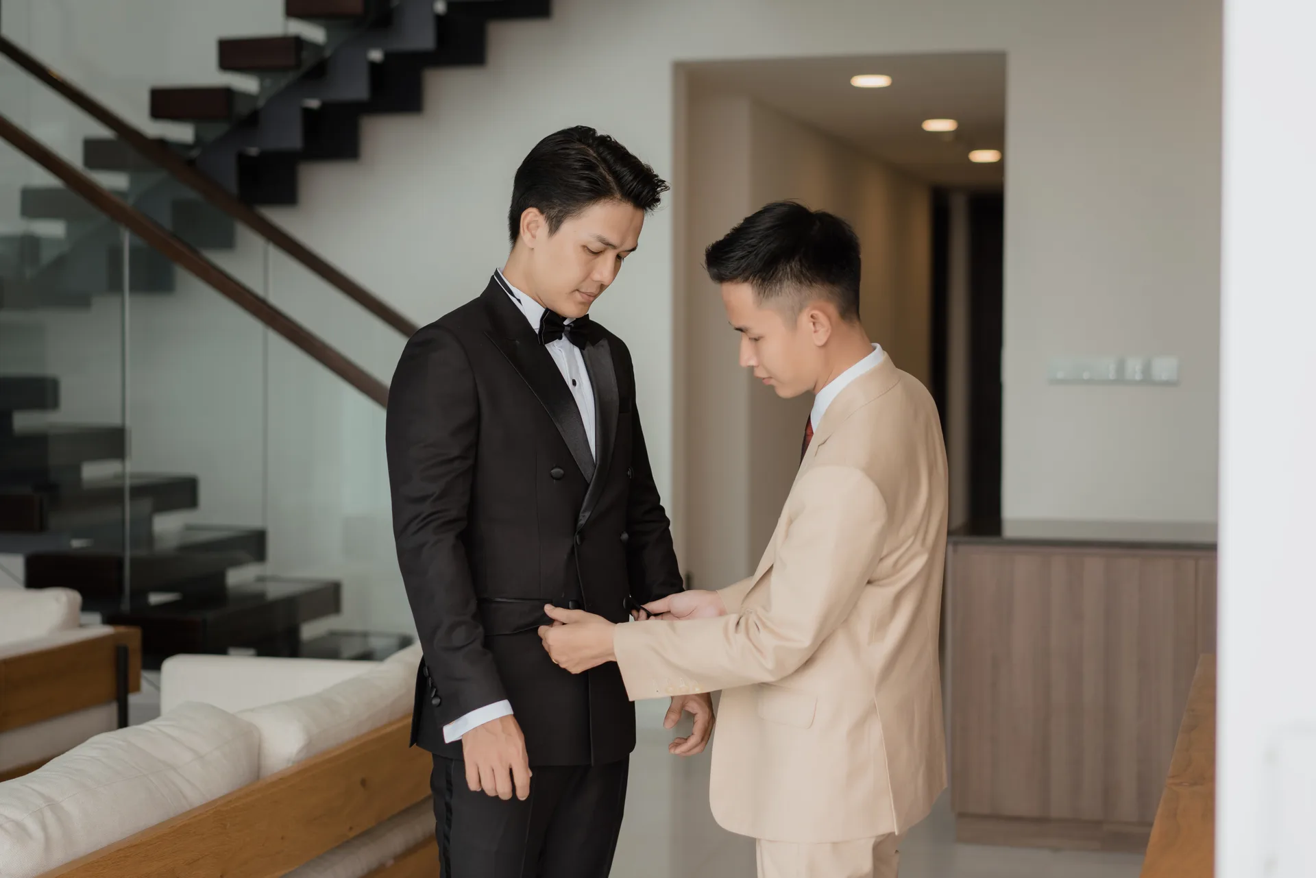 Nghệ nhân tinh chỉnh vòng eo áo tuxedo ngay tại nhà khách, việc sửa eo là việc thợ làm được