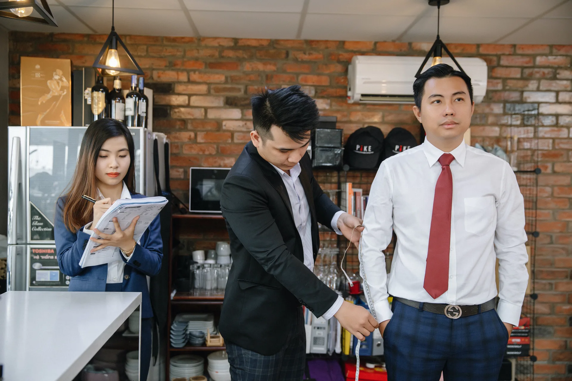 Thước dây trượt theo cánh tay, từng số đo được ghi lại cẩn thận