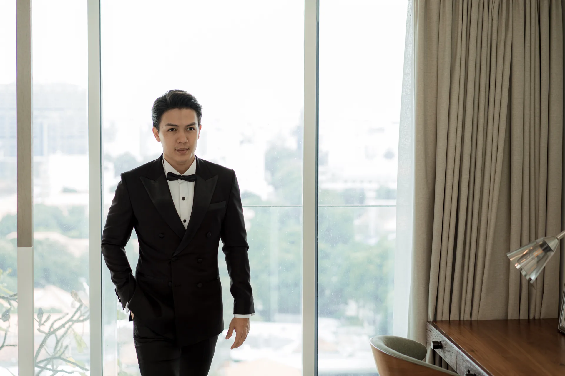 Bước đi tự tin trong bộ tuxedo hai hàng khuy, tay đút túi