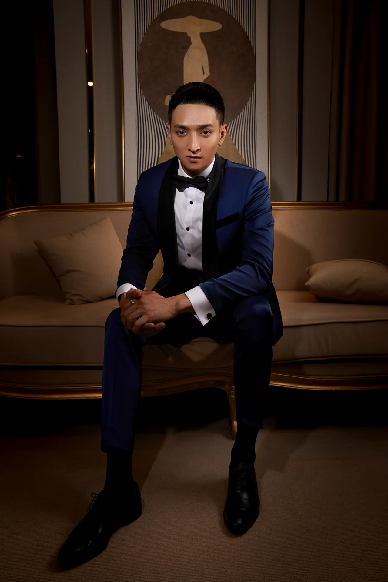 Chân dung tuxedo xanh navy, ve satin đen, sơ mi trắng và khuy măng sét, tuxedo nam may đo