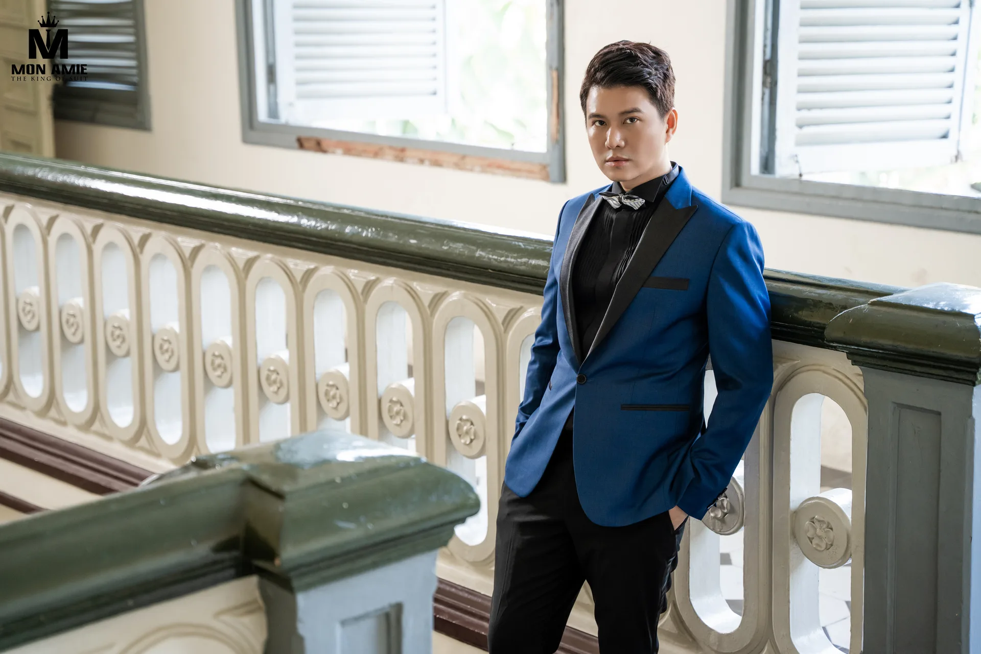 Tuxedo xanh cobalt, cổ ve satin đen, nơ ánh kim