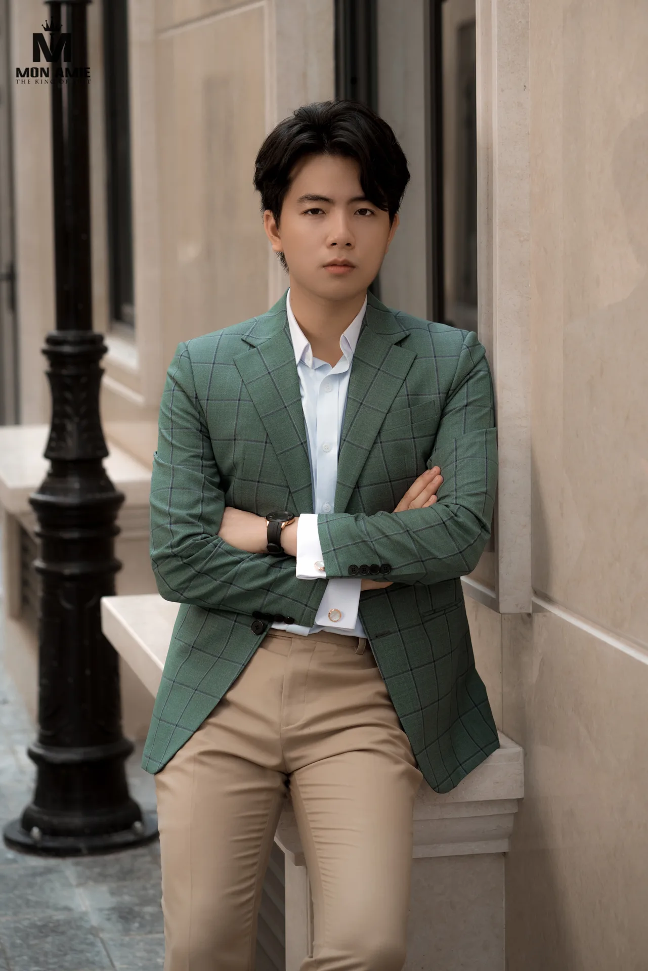 Blazer caro xanh lá phối sơ mi xanh nhạt và quần be, minh họa áo vest nam mặc với quần màu be