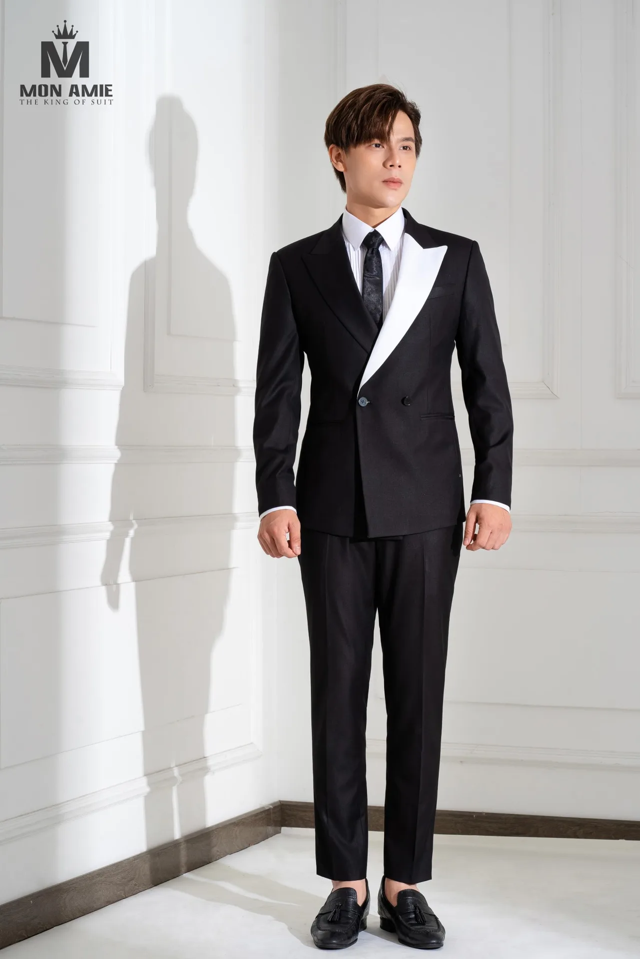 Suit đen hai hàng khuy, ve nhọn phối trắng tương phản, cà vạt họa tiết, vest đen cho dịp trang trọng