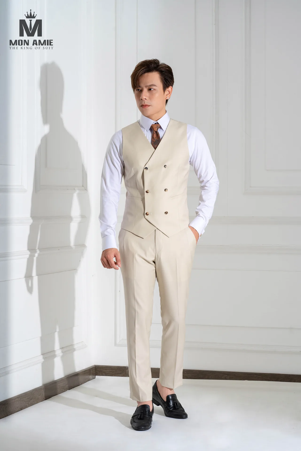 Gilet hai hàng khuy phối quần be kem, sơ mi trắng và cà vạt nâu