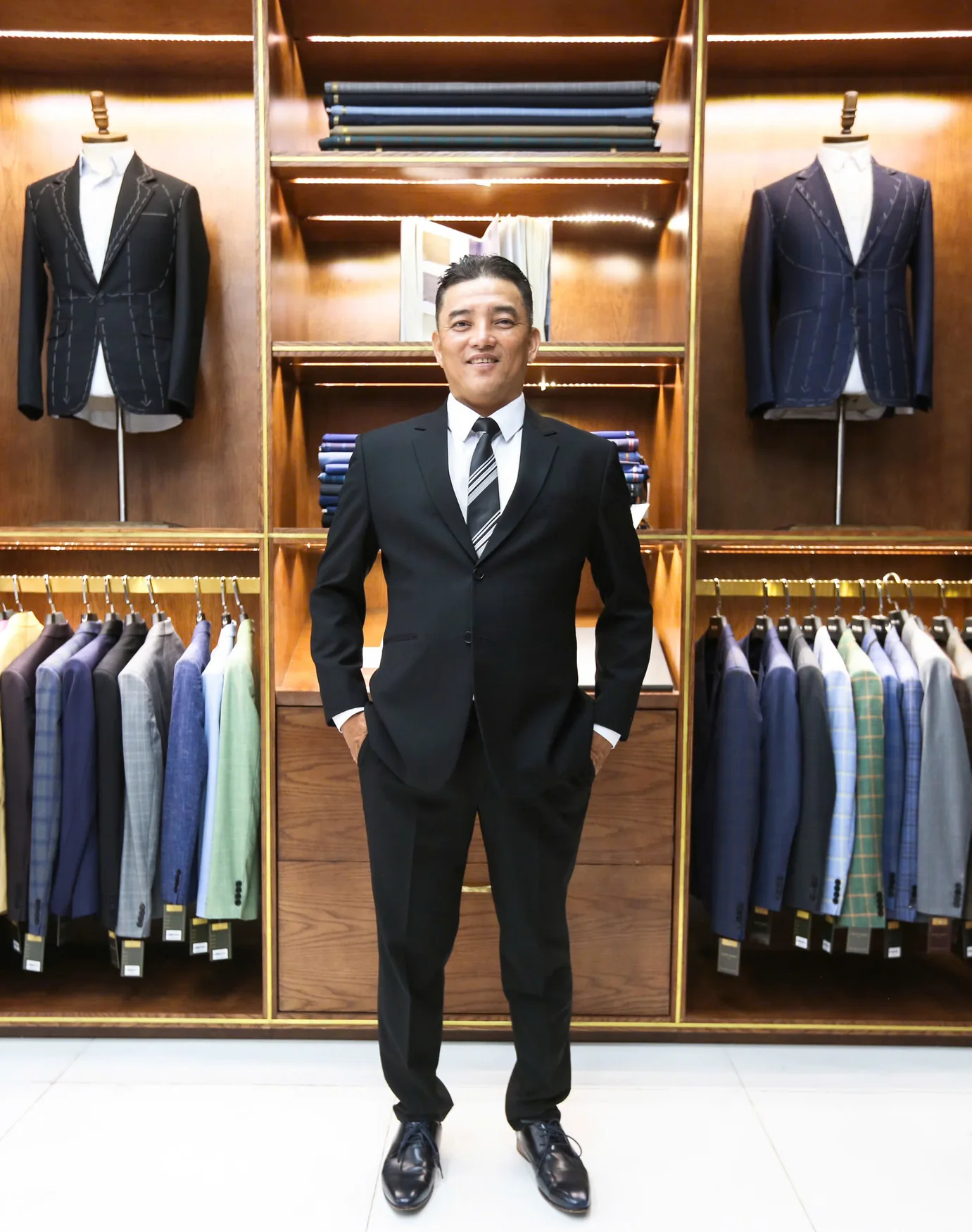 Quý ông trung niên vest đen, cà vạt sọc, ví dụ đi đám cưới mặc vest đen phối cà vạt có họa tiết