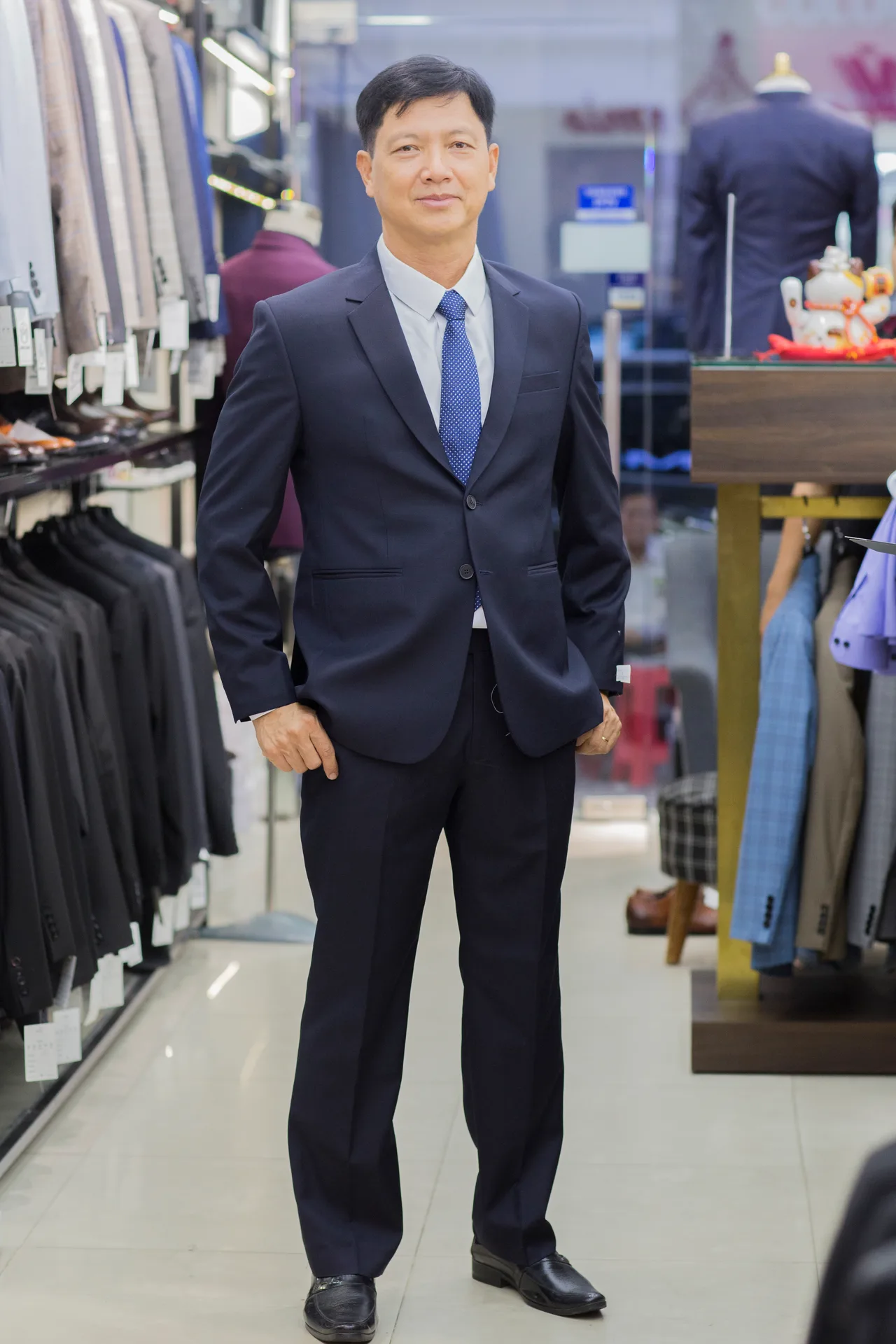 Quý ông trung niên vest navy hai khuy, tư thế tự nhiên thoải mái, ví dụ vest cho nam trung niên