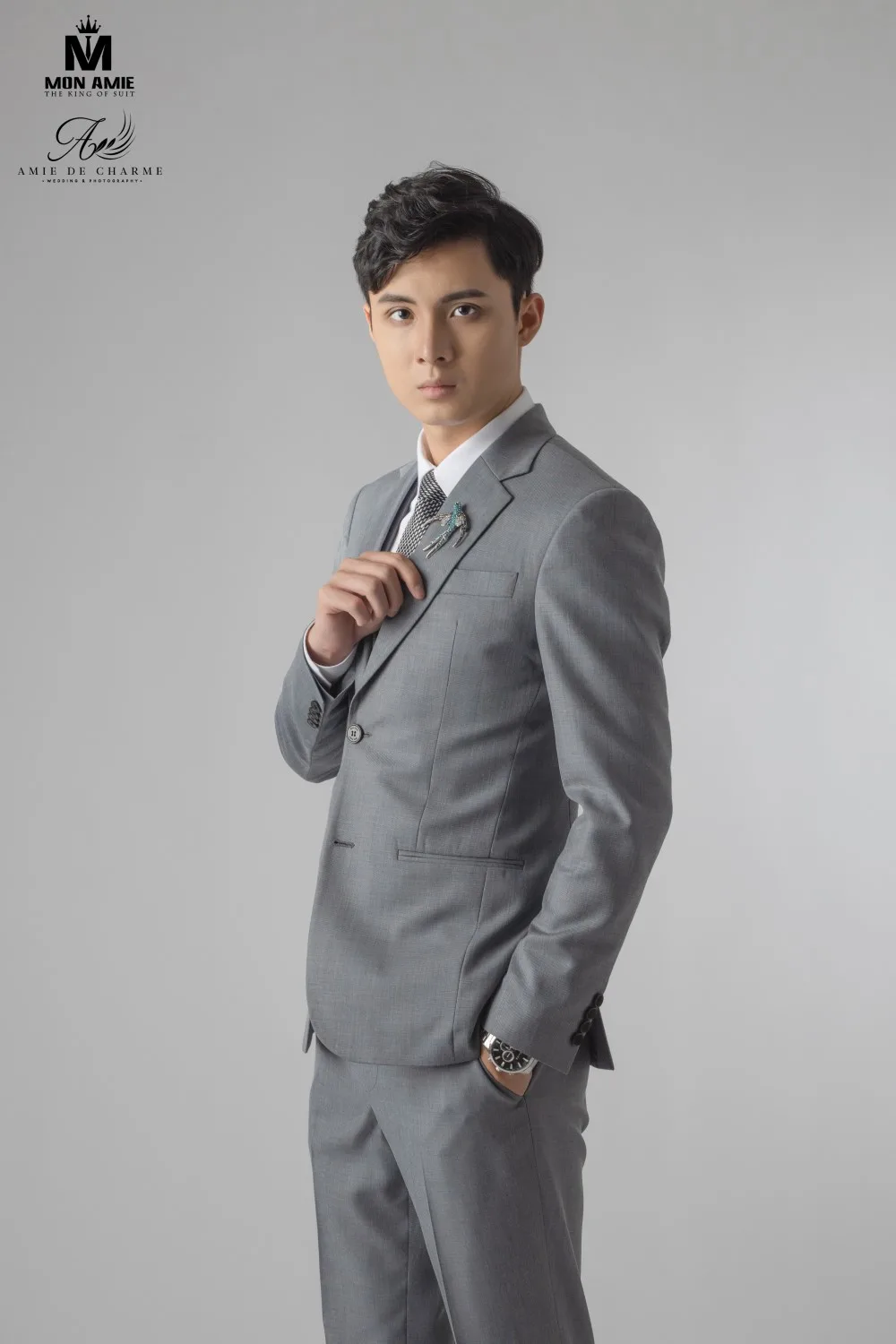 Suit xám hai cúc, cà vạt chấm bi và ghim cài ve áo, kiểu áo vest hai cúc phổ biến nhất