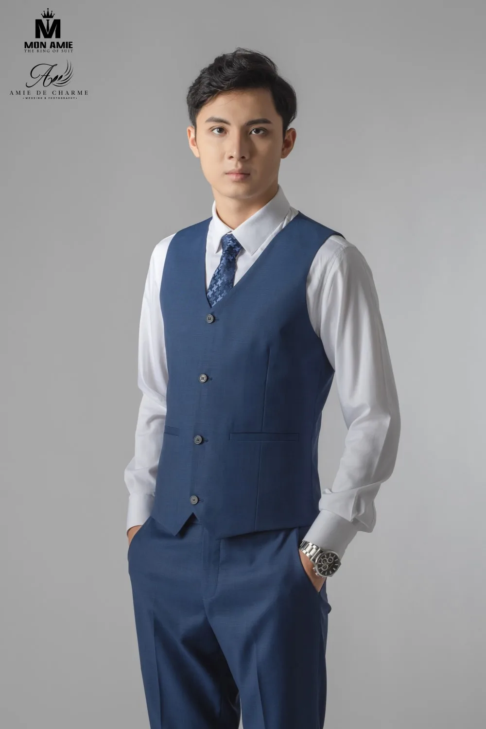 Áo gile xanh navy phối sơ mi trắng và cà vạt họa tiết, đồng hồ kim loại, chi tiết áo vest nam 3 mảnh
