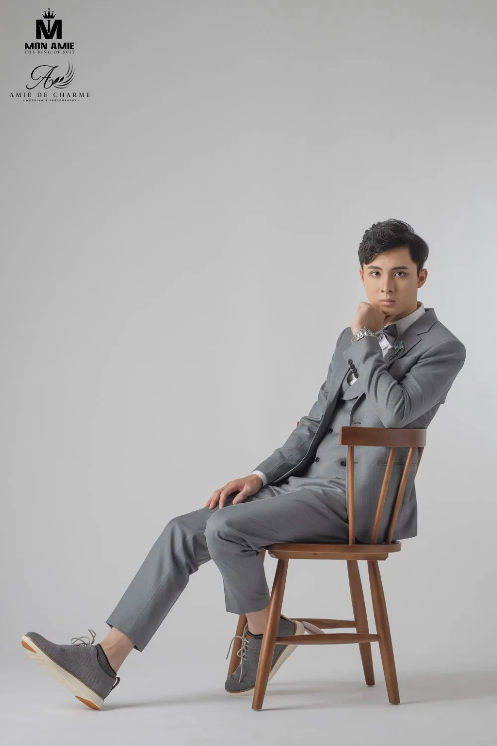Suit xám ba mảnh, nơ xám và giày da lộn cùng tông, ví dụ vest 3 mảnh nam dành cho dịp trang trọng