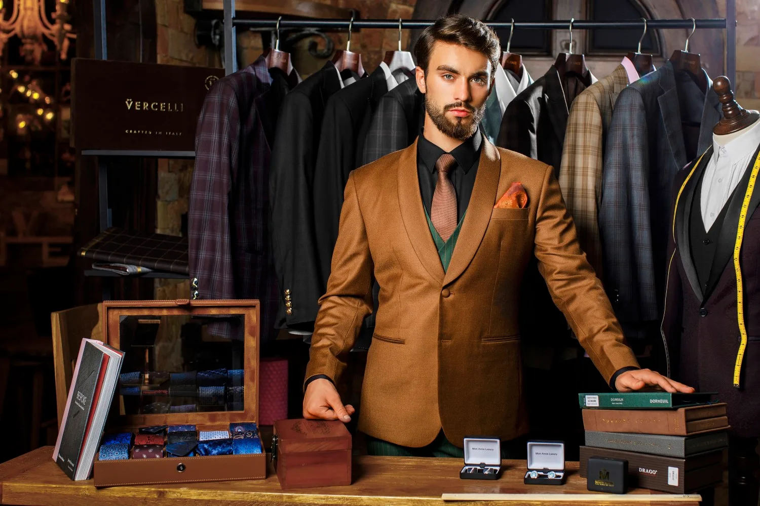 Quầy sách vải và blazer caramel trong tiệm may, nơi anh nên xem kho vải trước khi đặt cọc