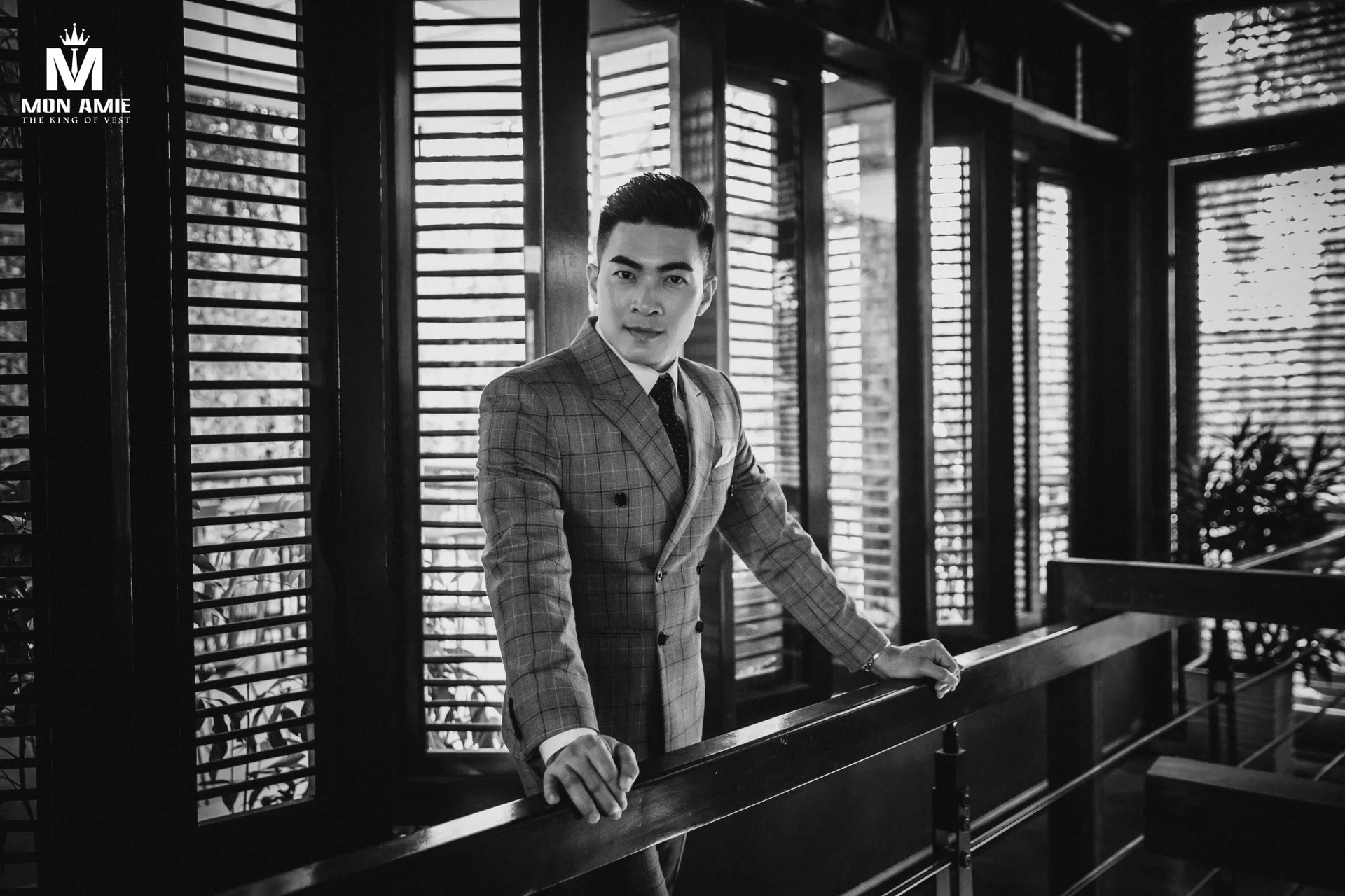 Chi tiết hàng khuy kim loại chạm nổi trên áo hai hàng khuy, một tùy chọn trong may đo áo vest theo yêu cầu